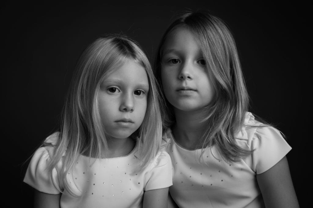 Syskonfotografering i svartvitt på Kvillefoto