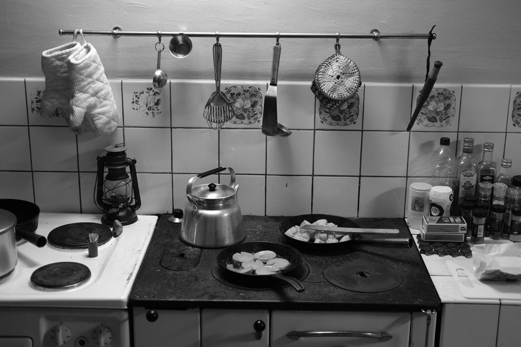 Matlagning på vedspis under älgjakten i Remjäng