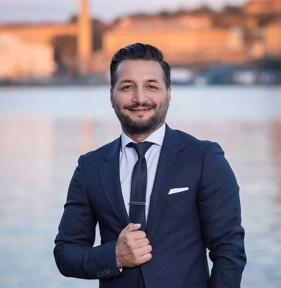 Jobbfoto av välklädd man vid vattnet